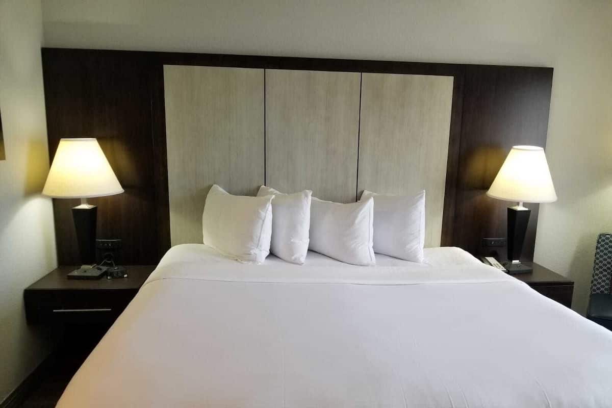 Camas con efecto memoria y caja de seguridad en la habitación