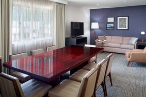 Premium bedding, desk, laptop workspace, blackout curtains - Sonesta ES Suites Atlanta Alpharetta Windward (Alpharetta)