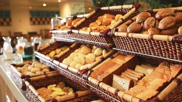 Una vitrina de panadería con diversos productos horneados en cestas de mimbre.