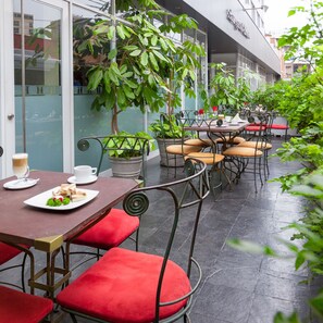 供應早餐、午餐及晚餐