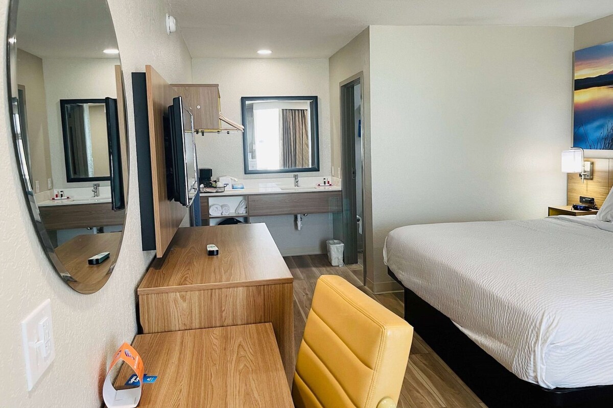 Desk, iron/ironing board, WiFi (free), bed sheets