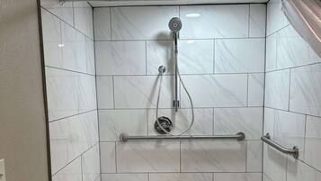 Combined shower/tub, free toiletries, hair dryer, towels