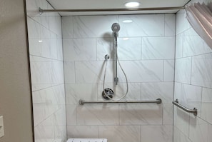 Combined shower/tub, free toiletries, hair dryer, towels