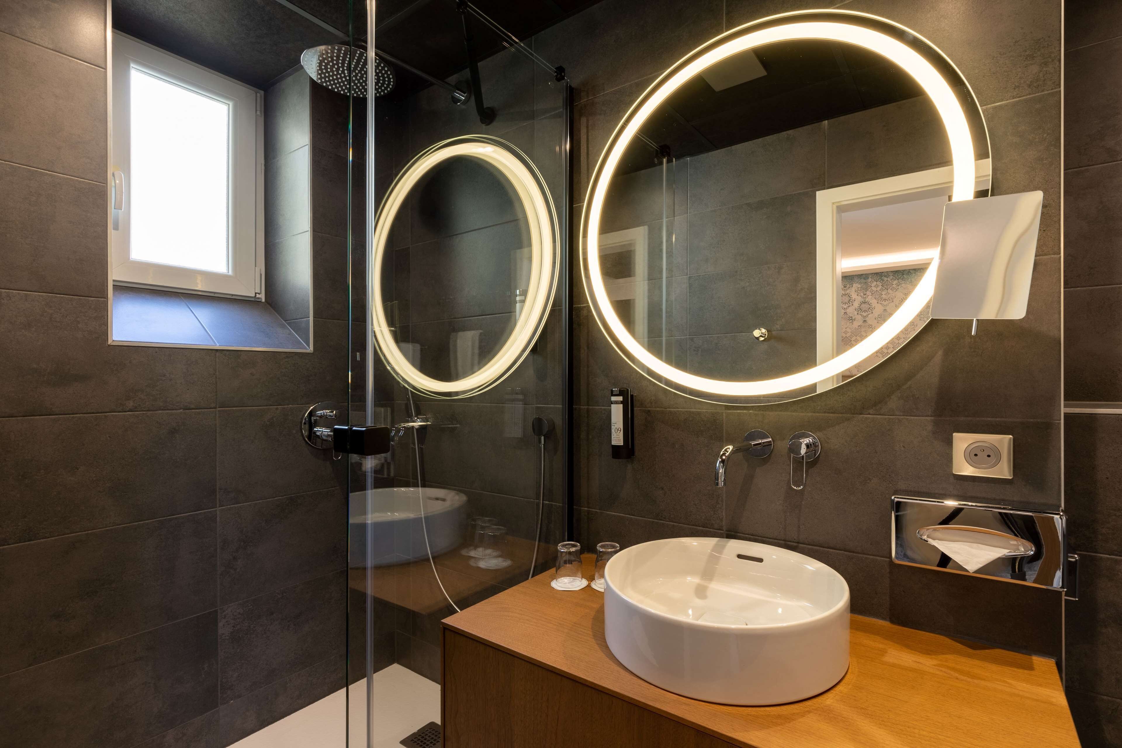 comfort room, 1 queen bed, non smoking (twin bed on request) | bathroom | free toiletries, hair dryer, towels, soap