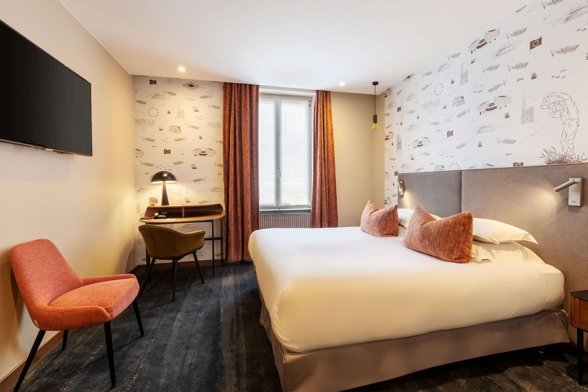 Executive Room, 1 Queen Bed, Non Smoking (Twin bed on request) | Premium bedding, memory-foam beds, in-room safe, desk