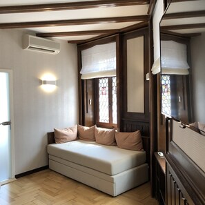 Deluxe-Zimmer, 1 Queen-Bett, Nichtraucher (Oversized Room) | Hochwertige Bettwaren, Betten mit Memory-Foam-Matratzen, Zimmersafe