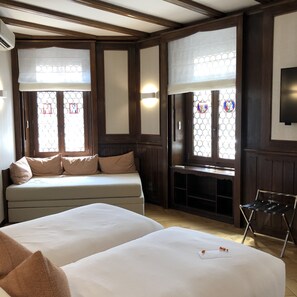 Deluxe kamer, 1 queensize bed, niet-roken (Oversized Room) | Luxe beddengoed, bedden met traagschuimmatrassen, een kluis op de kamer