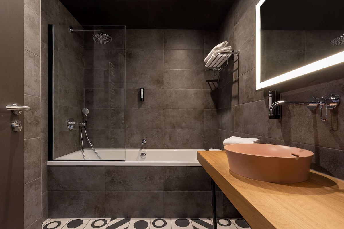 Chambre Deluxe, 1 grand lit, non-fumeurs (Larger Room;Twin bed on request) | Salle de bain | Articles de toilette gratuits, sĂšche-cheveux, serviettes fournies, savon