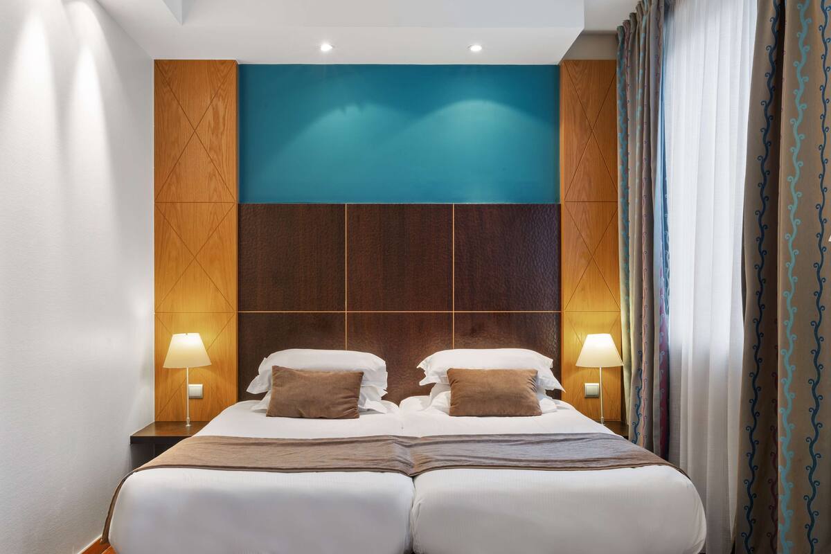 deluxe room, 2 single beds, non smoking (oversized room) | premium bedding, memory-foam beds, in-room safe, desk