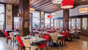 Café da manhã completo todos os dias (EUR 17 por pessoa)