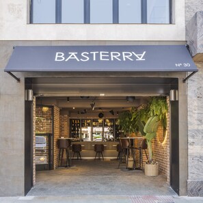 Se sirven desayunos, almuerzos, cenas y cocina local e internacional 