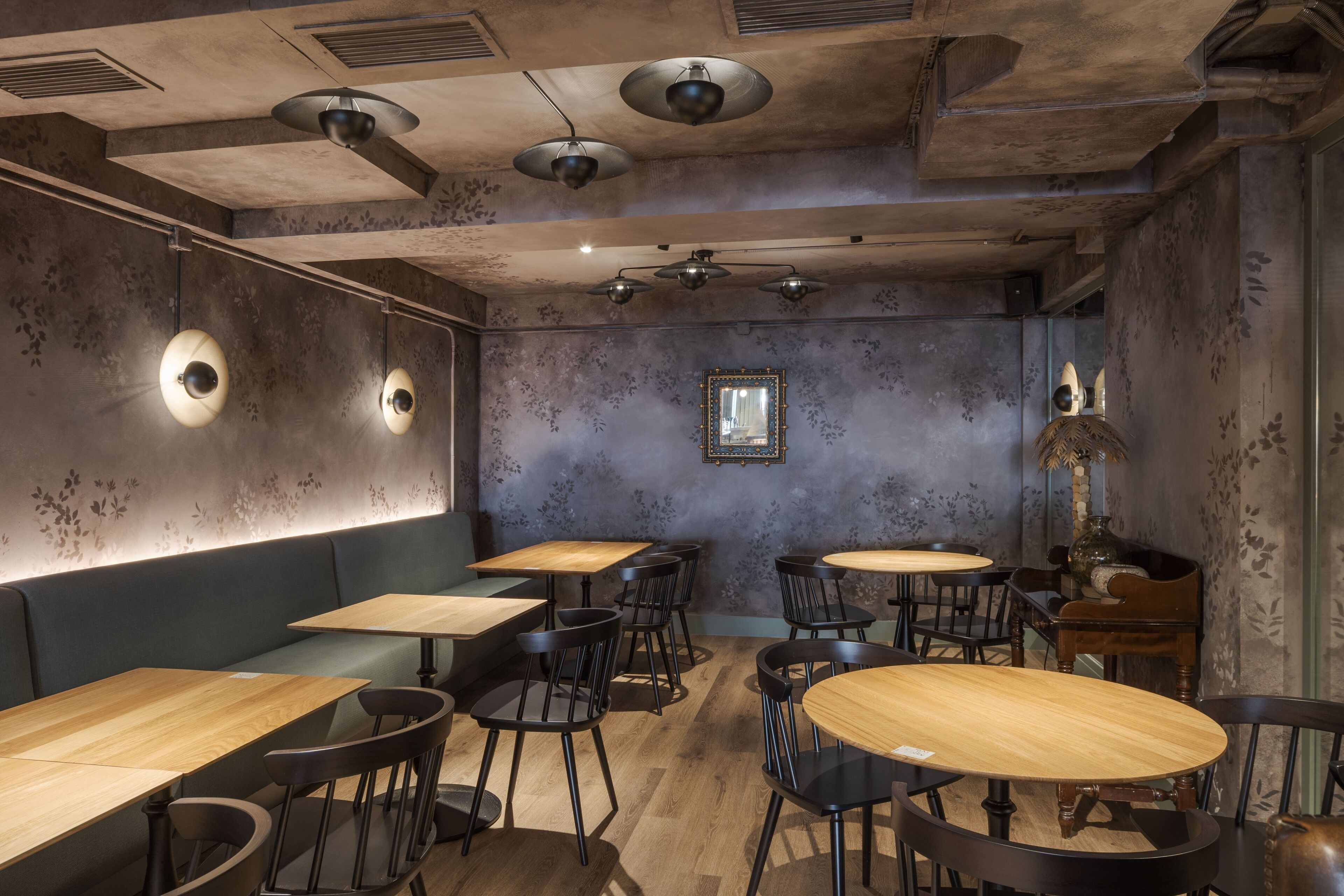 Serveert ontbijt, lunch, diner, lokale en internationale gerechten 