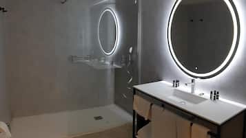 Een bad, gratis toiletartikelen, een haardroger, een bidet