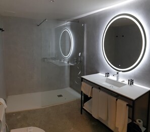 Tab mandi, kelengkapan dandanan diri percuma, pengering rambut, bidet 