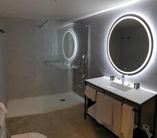 Banheira, produtos de toalete grátis, secador de cabelo, bidê