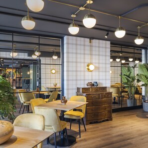 Serveert ontbijt, lunch, diner, lokale en internationale gerechten