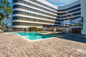 Una piscina al aire libre, tumbonas