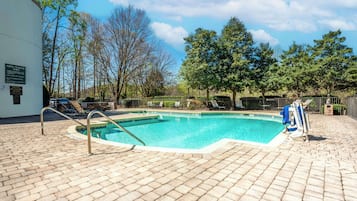 Piscine extérieure, chaises longues