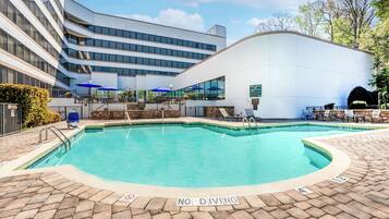 Piscine extérieure, chaises longues