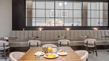 Se ofrece un desayuno a la carta todos los días (por un coste adicional)