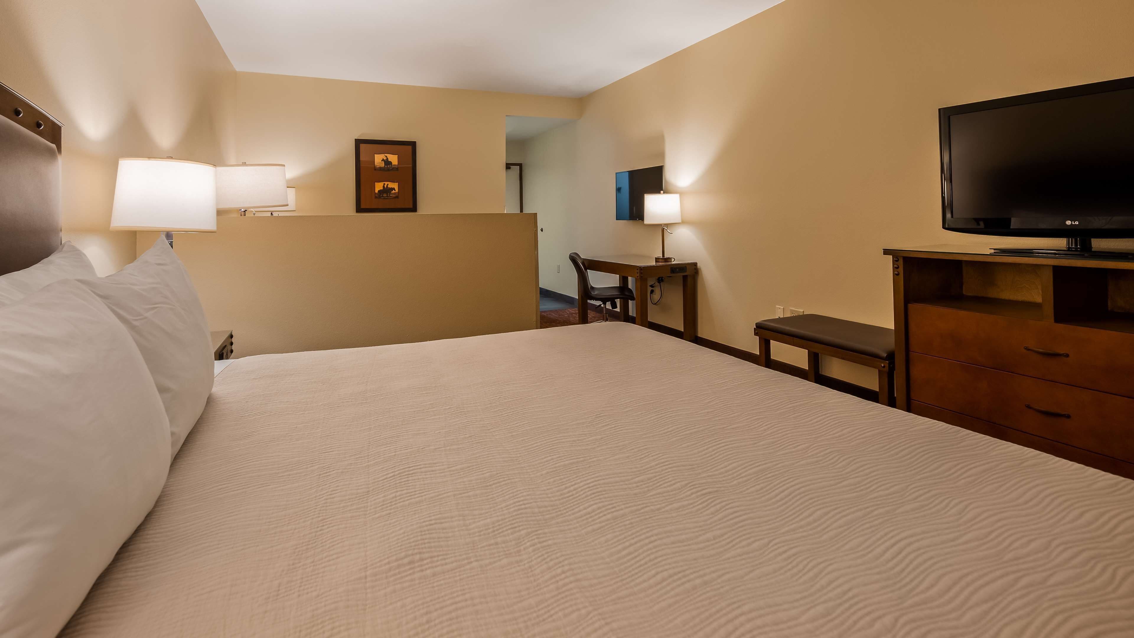 1 bedroom, egyptian cotton sheets, premium bedding, memory-foam beds