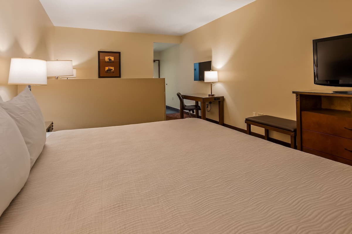 1 bedroom, egyptian cotton sheets, premium bedding, memory-foam beds