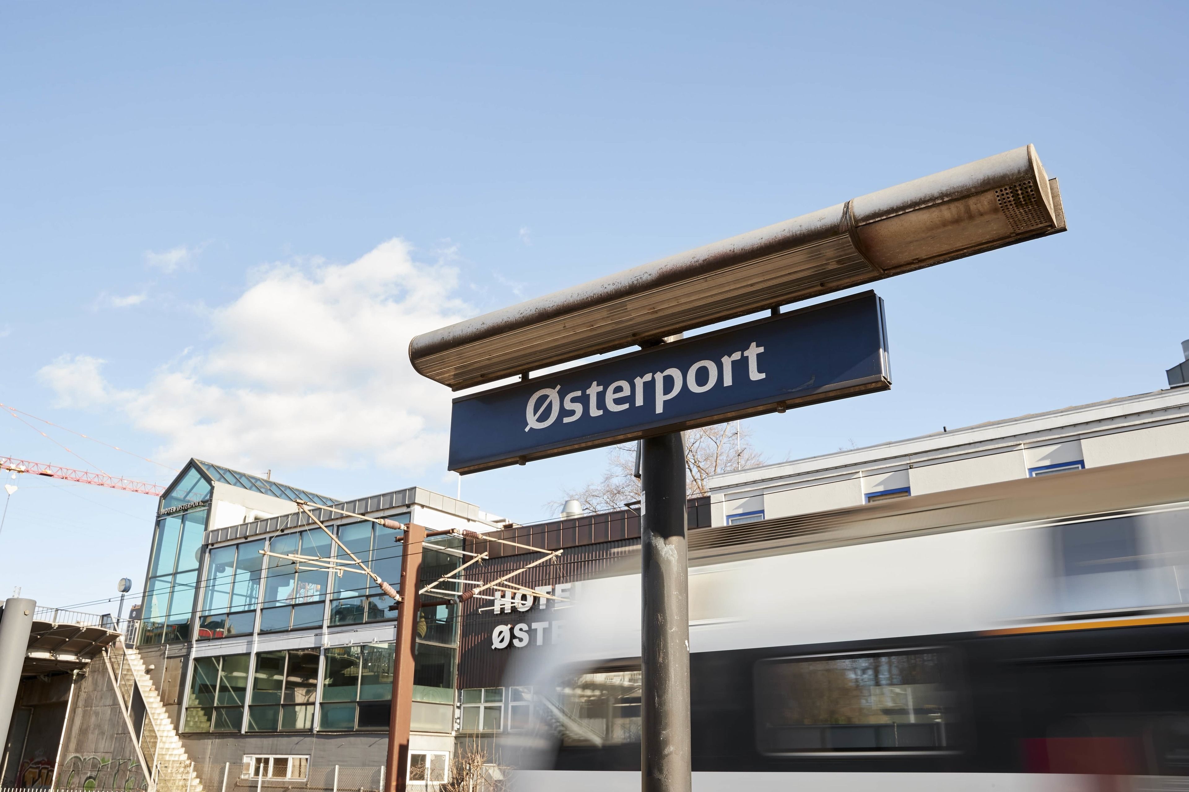 Ein modernes Hotel mit Glasfassade und einem Schild mit der Aufschrift 'Osterport Hotel'.