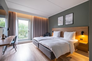 Daunenbettdecken, Schreibtisch, laptopgeeigneter Arbeitsplatz