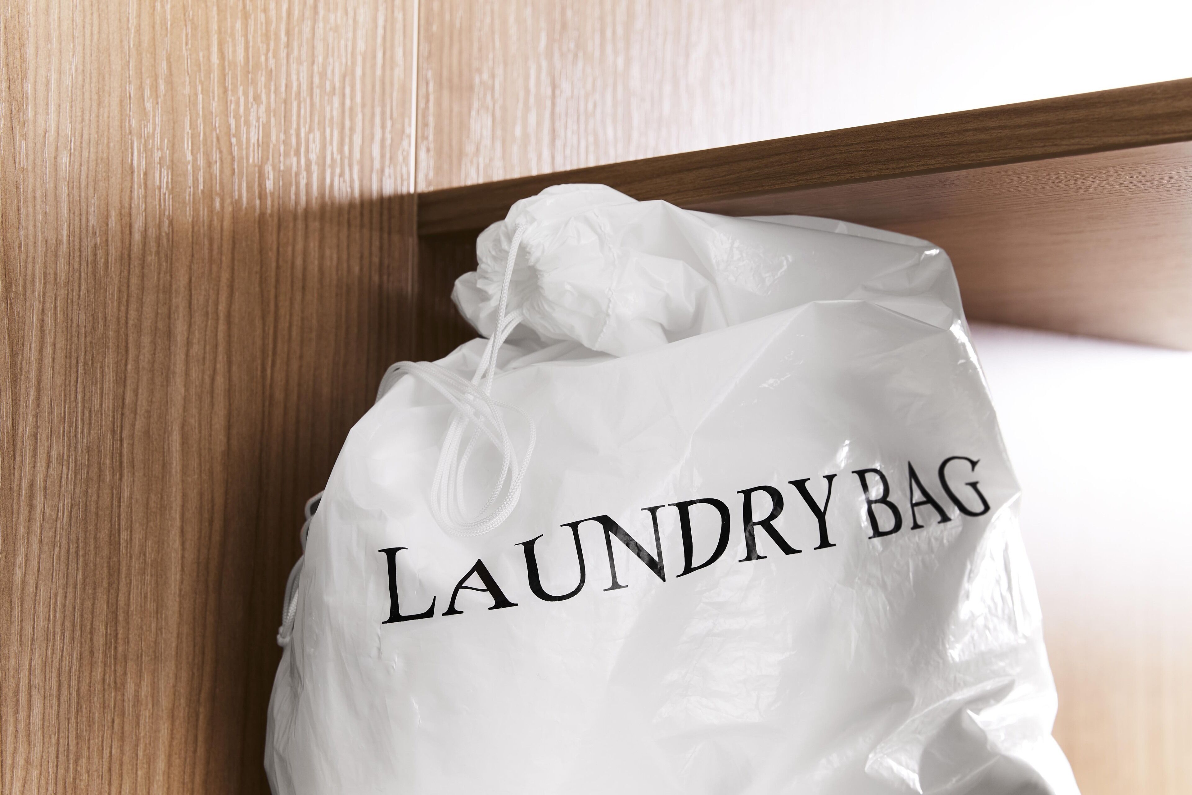 Una bolsa de plástico blanca con el texto 