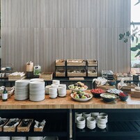 每日供应自助式早餐（每人 DKK 150）