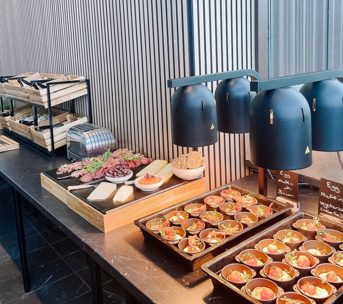 Un buffet proposant divers plats et un grille-pain.