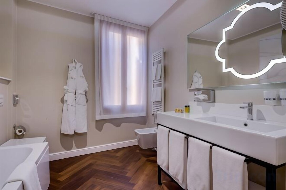 Bathroom | Free toiletries, hair dryer, bidet, towels