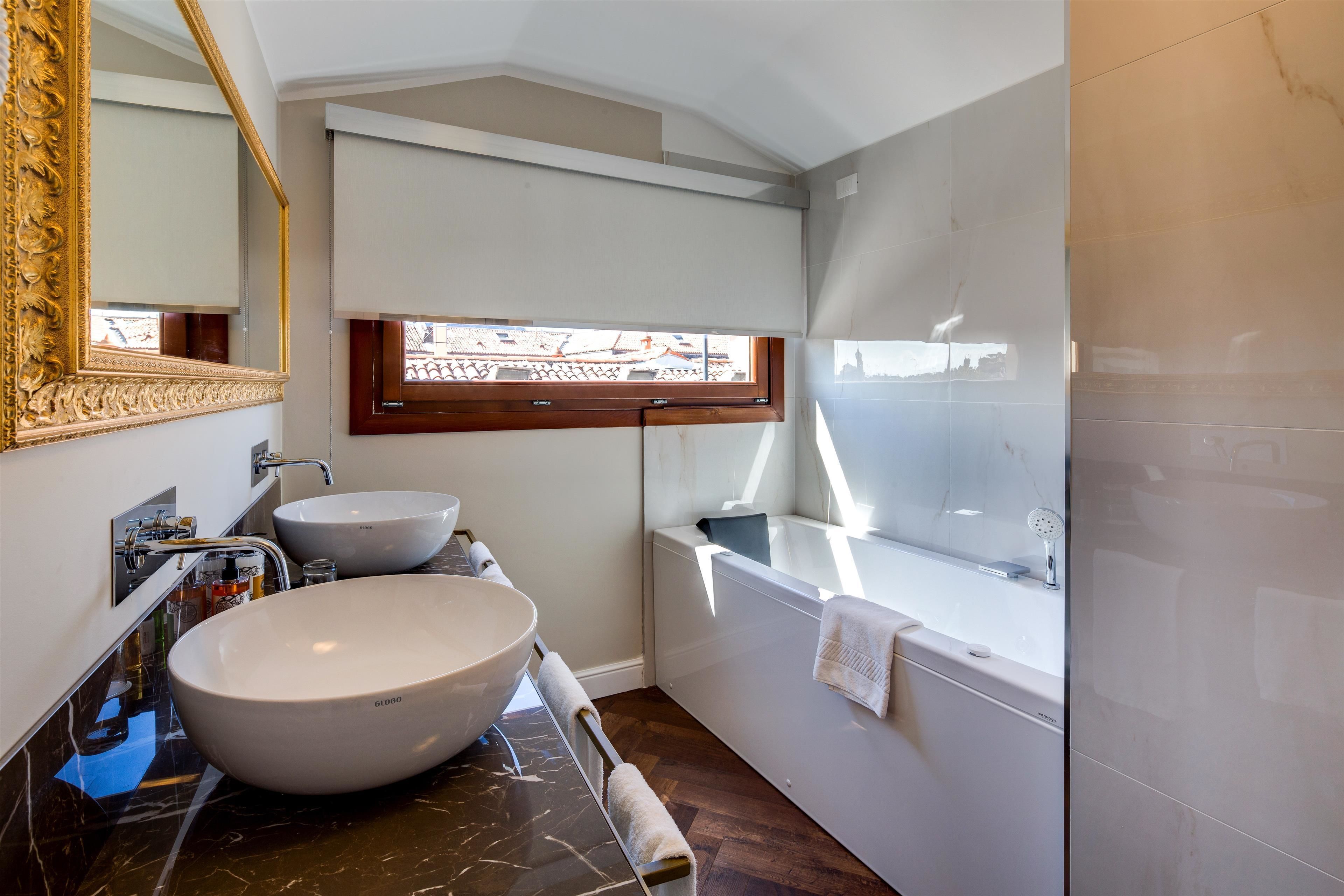 suite deluxe, 1 letto queen, non fumatori | bathroom | free toiletries, hair dryer, bidet, towels