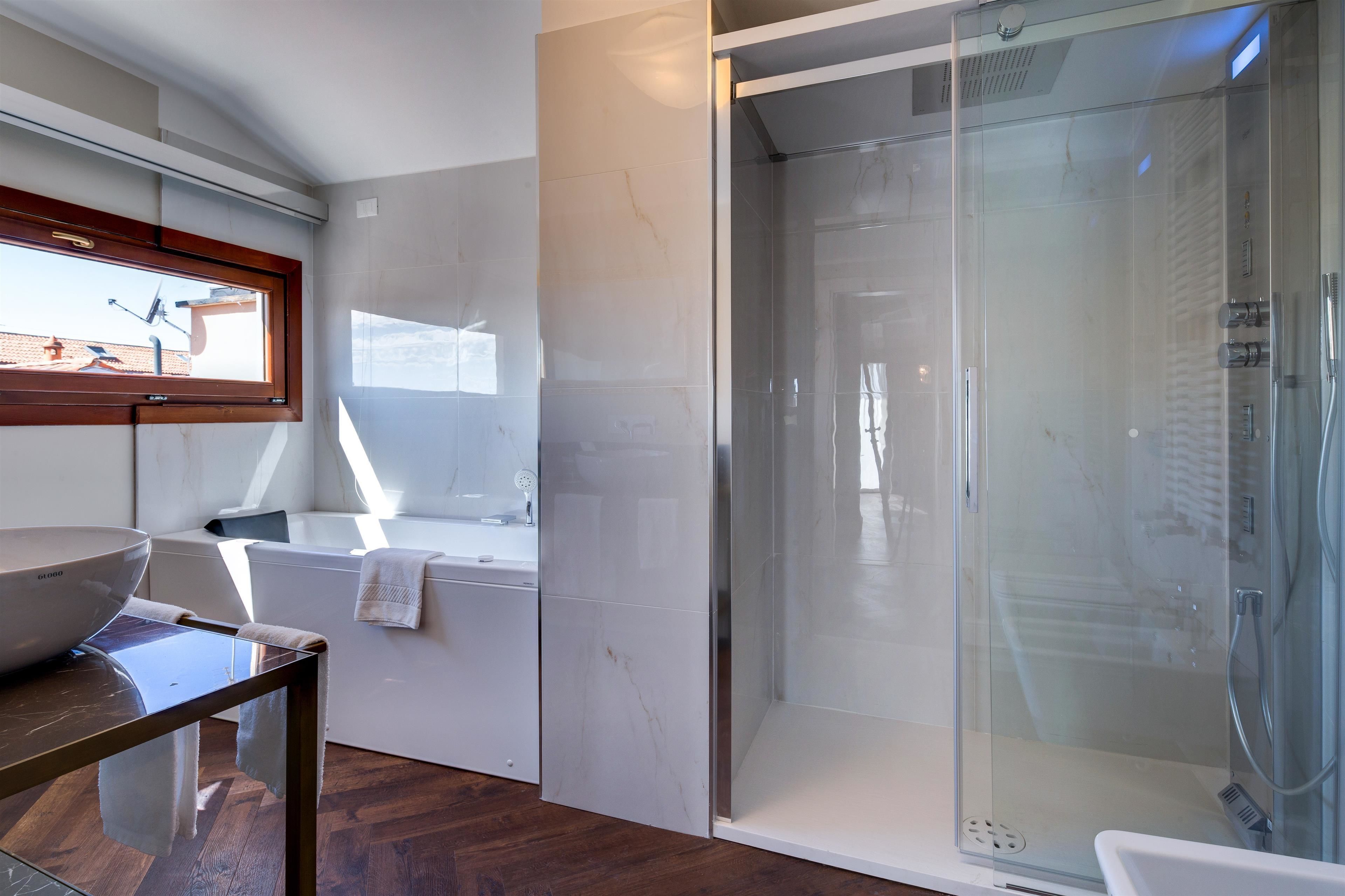 suite deluxe, 1 letto queen, non fumatori | bathroom | free toiletries, hair dryer, bidet, towels