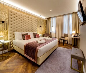 迷你吧、客房内保险箱、办公桌、遮光窗帘