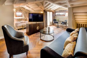 Suite Deluxe, 1 letto queen, non fumatori | 迷你吧、客房内保险箱、办公桌、遮光窗帘