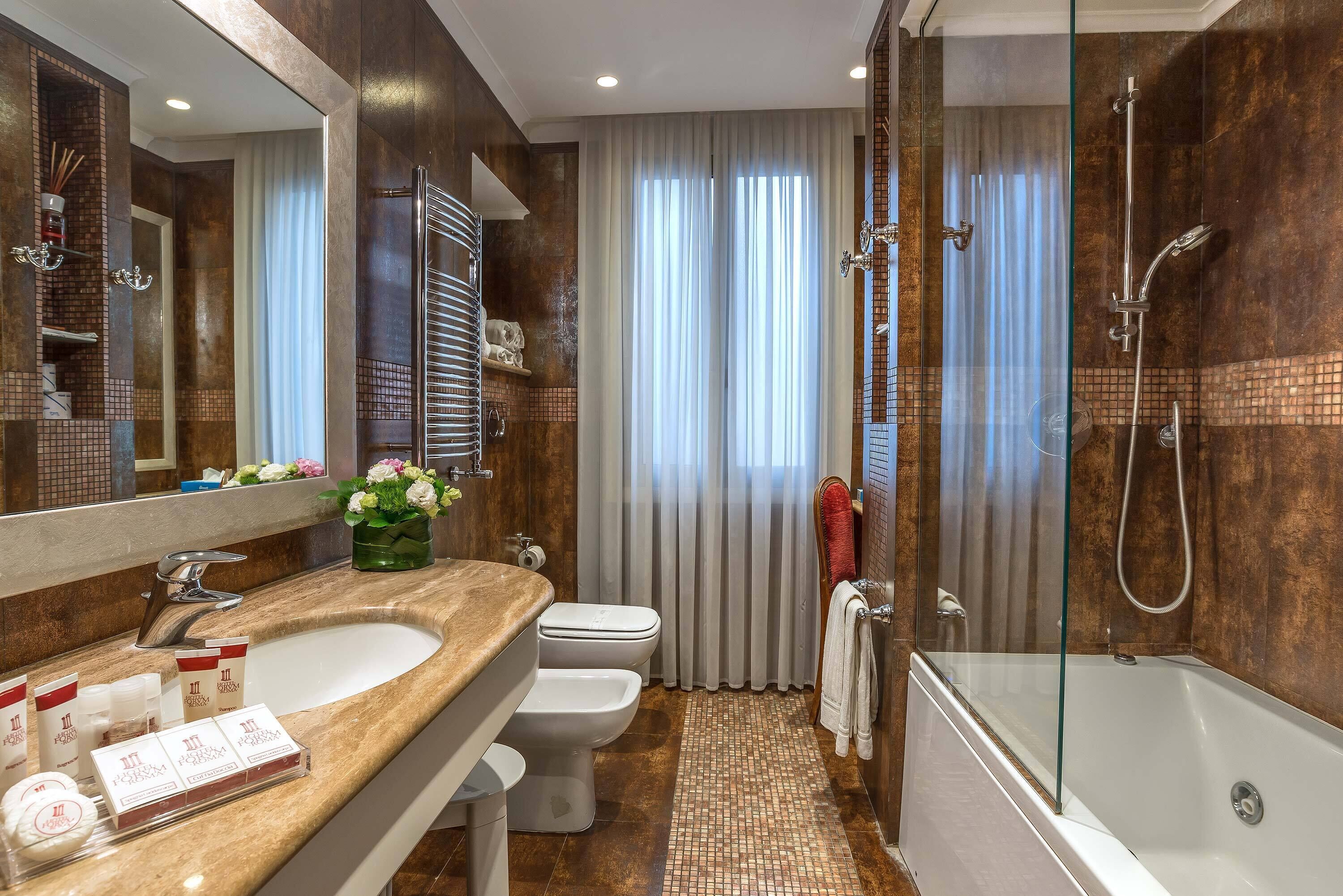 junior suite | bathroom | combined shower/bathtub, free toiletries, hair dryer, slippers