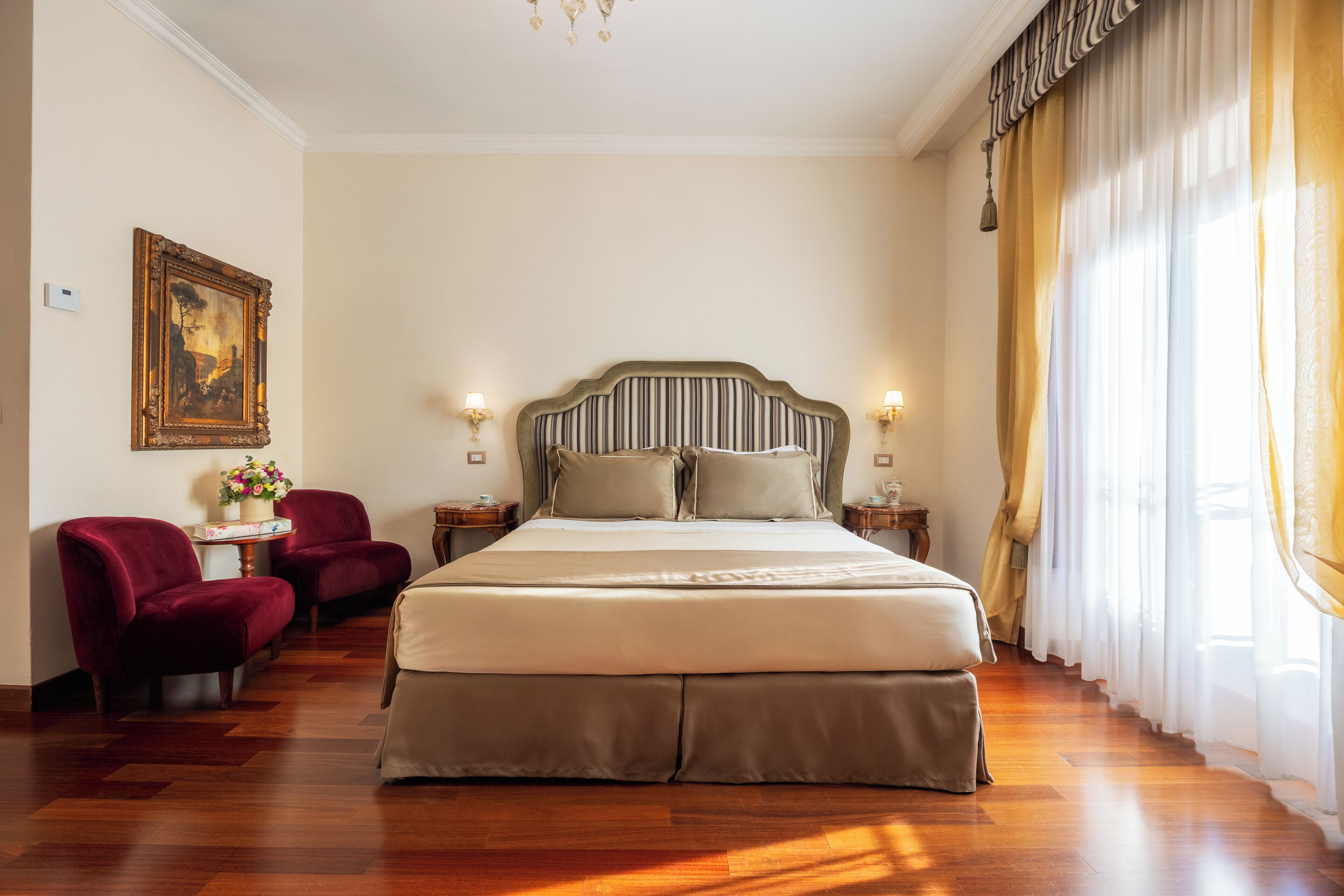 Dobbeltrom – deluxe, byutsikt | Minibar, safe på rommet, skrivebord og blendingsgardiner