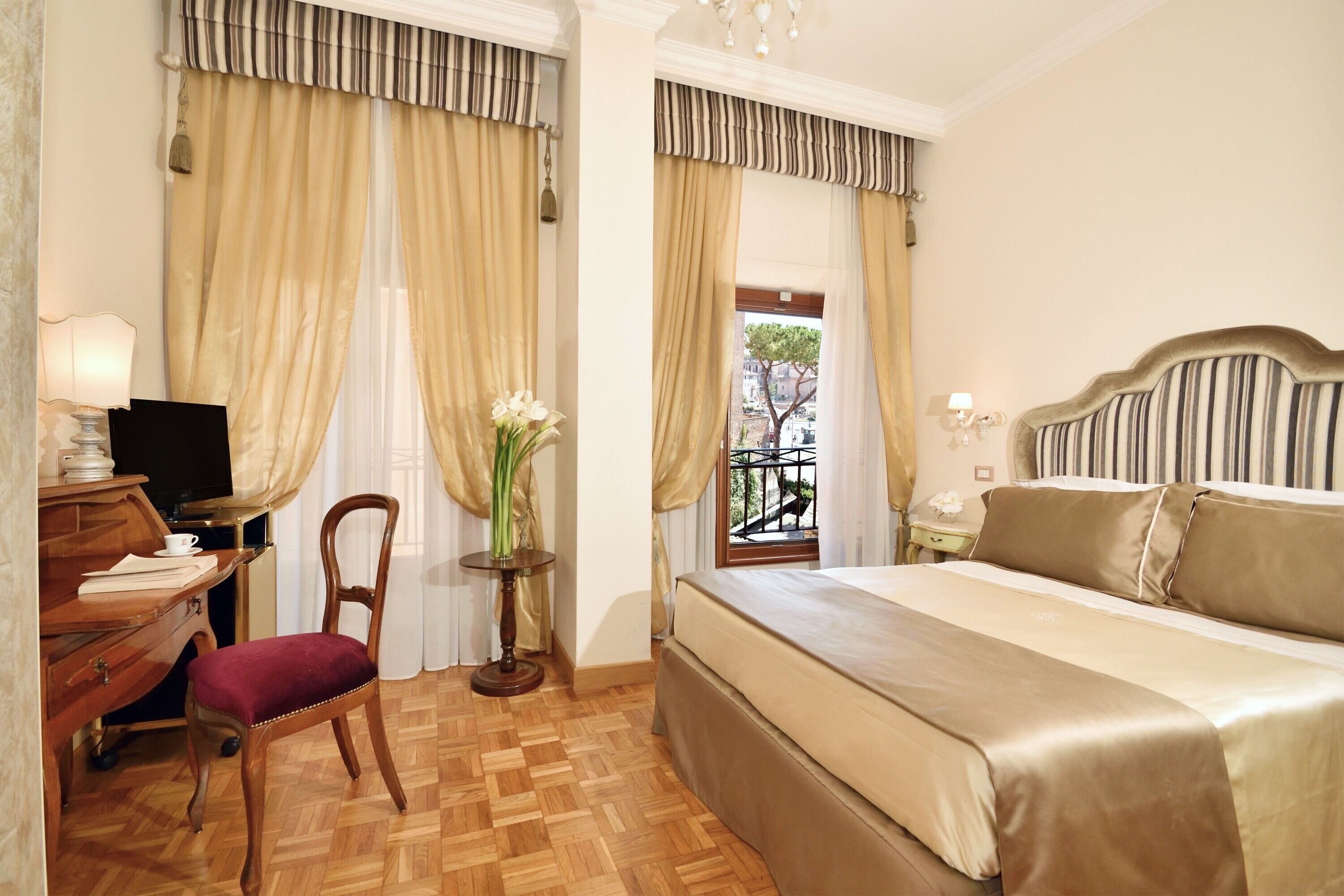 superior double room | 1 bedroom, minibar, in-room safe, desk