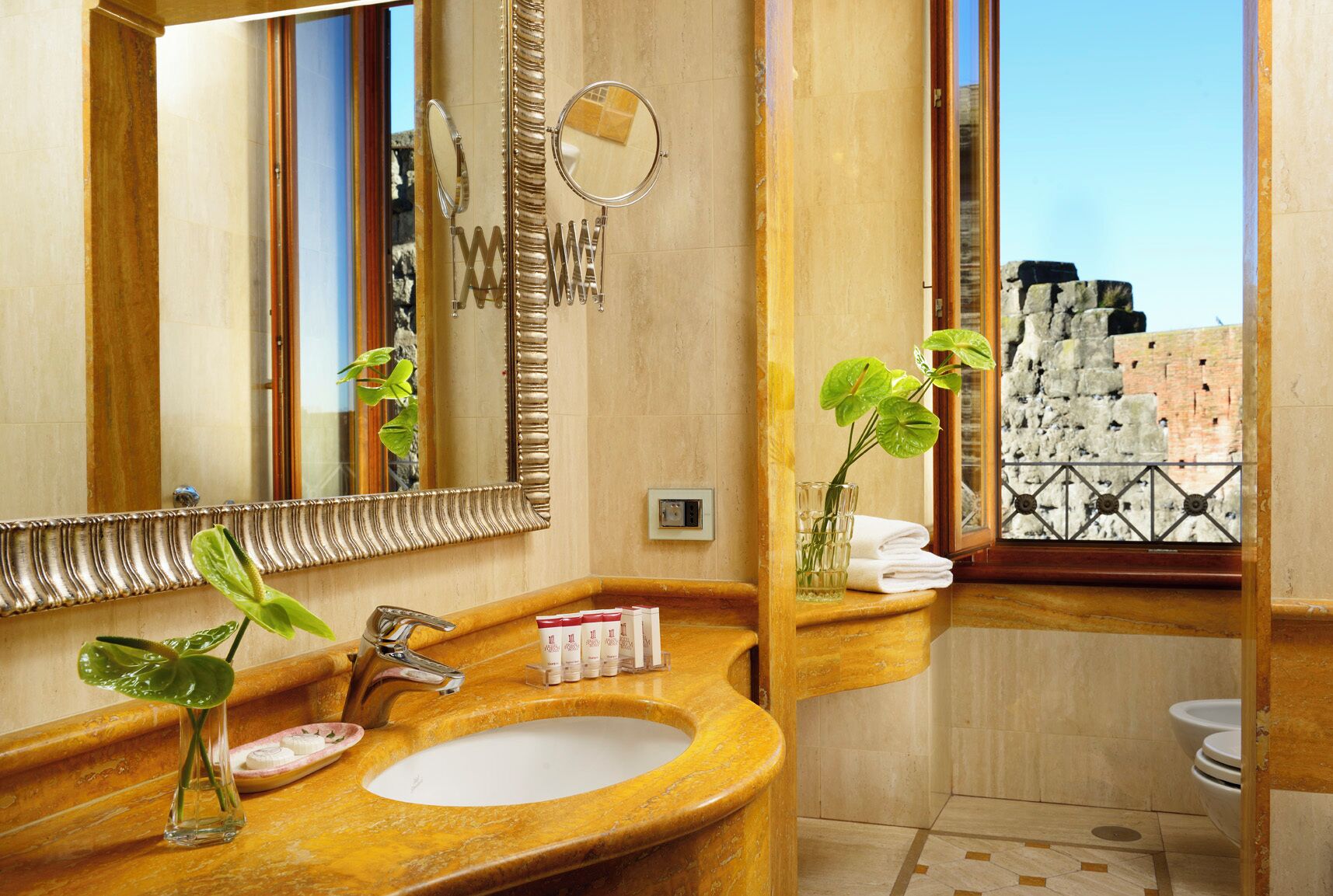 suite | bathroom | combined shower/bathtub, free toiletries, hair dryer, slippers