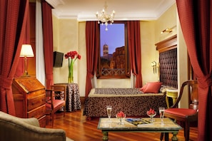 Suite | Minibar, caja de seguridad en la habitación y escritorio