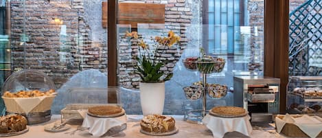 Café da manhã com buffet todos os dias (EUR 18 por pessoa)