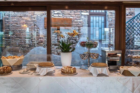 Petit déjeuner buffet (18 EUR par personne)