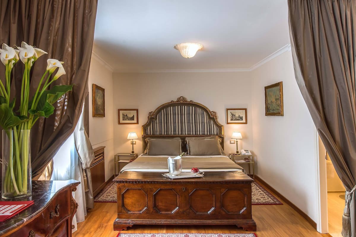 Junior Suite | 1 bedroom, minibar, in-room safe, desk