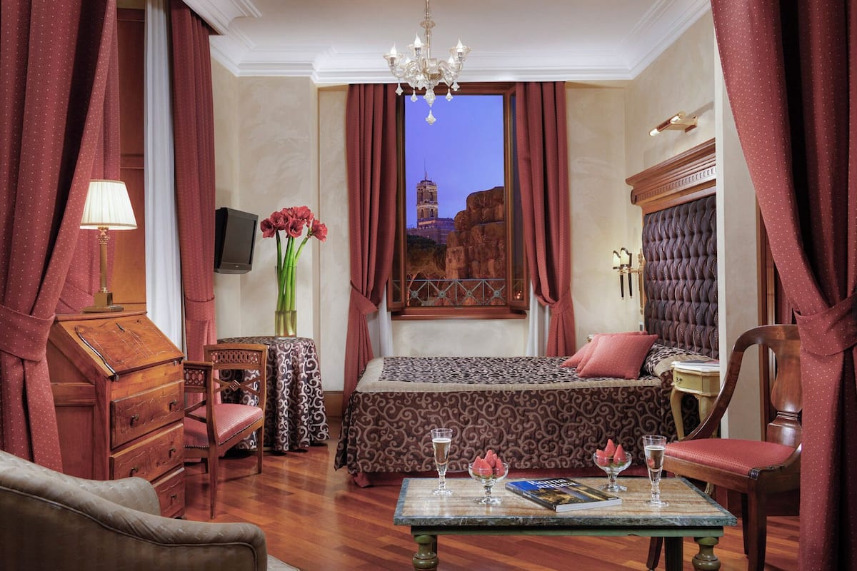 Minibar, caja de seguridad en la habitación y escritorio