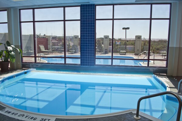 Piscine couverte, piscine extérieure
