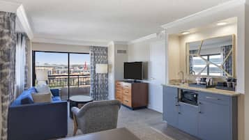 2 Double Beds Suite - Corner Stadium View, Balcony | 起居区 | 42-英寸纯平电视(配备数码频道)、电视、收费电影