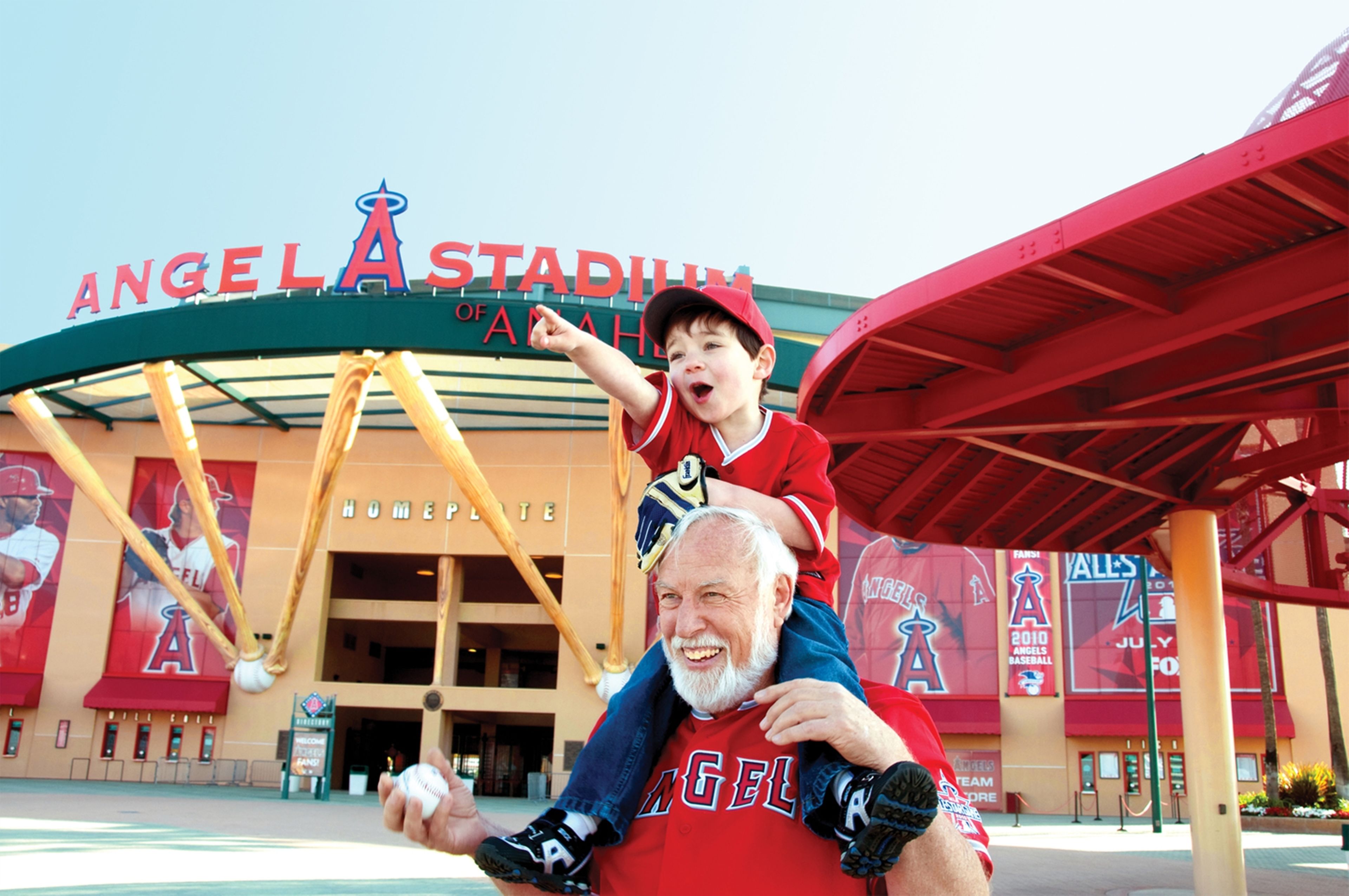 Un estadio de béisbol con un gran letrero que dice "ANGEL STADIUM OF AMERICA".