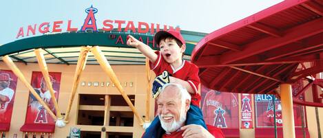 Un estadio de béisbol con un gran letrero que dice "ANGEL STADIUM OF AMERICA".