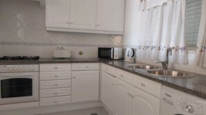 Standard Apartment, 1 Bedroom, Non Smoking, Kitchen | Private kitchen | Fridge, microwave, oven, stovetop